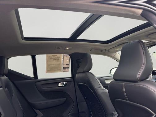 Onyx Black Metallic 2025 Volvo XC40 B5 Plus Dark Theme