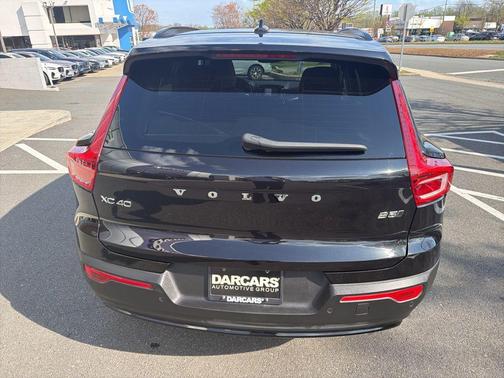 Onyx Black Metallic 2025 Volvo XC40 B5 Plus Dark Theme