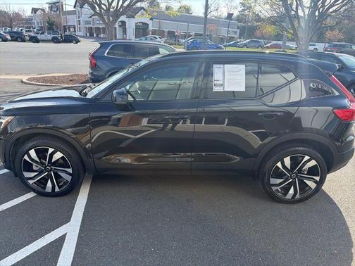 Onyx Black Metallic 2025 Volvo XC40 B5 Plus Dark Theme