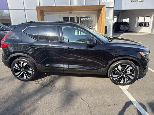 Onyx Black Metallic 2025 Volvo XC40 B5 Plus Dark Theme