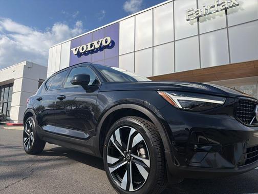 Onyx Black Metallic 2025 Volvo XC40 B5 Plus Dark Theme