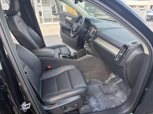 Onyx Black Metallic 2025 Volvo XC40 B5 Plus Dark Theme