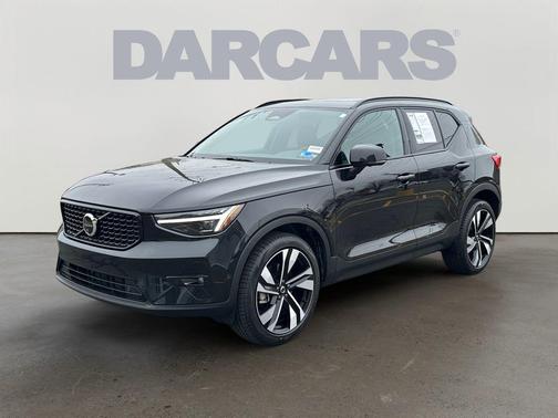Onyx Black Metallic 2025 Volvo XC40 B5 Plus Dark Theme