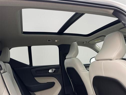 2025 Volvo XC40 B5 Plus Dark Theme