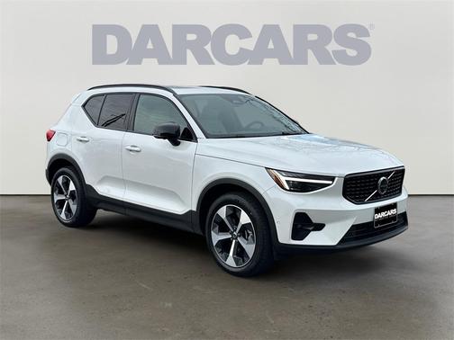2025 Volvo XC40 B5 Plus Dark Theme