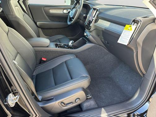 2026 Volvo XC40 Plus, B5 AWD Gas (mild hybrid), Dark