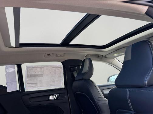 2026 Volvo XC40 Plus, B5 AWD Gas (mild hybrid), Dark