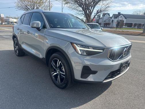 Vapour Grey Metallic 2025 Volvo XC40 B5 Core Bright Theme