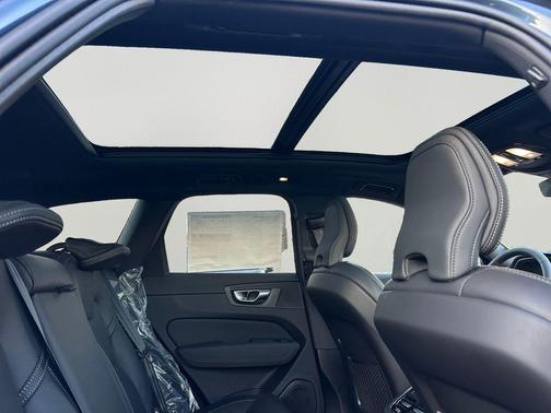 2026 Volvo XC60 B5 Ultra Black Edition