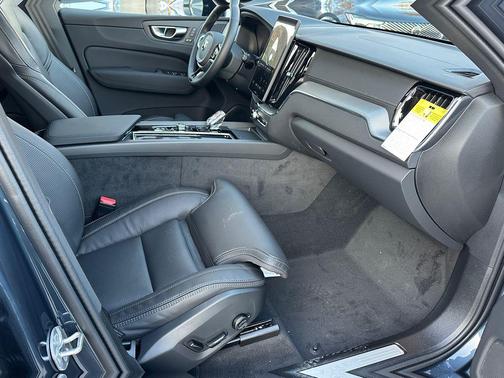 2026 Volvo XC60 B5 Ultra Black Edition