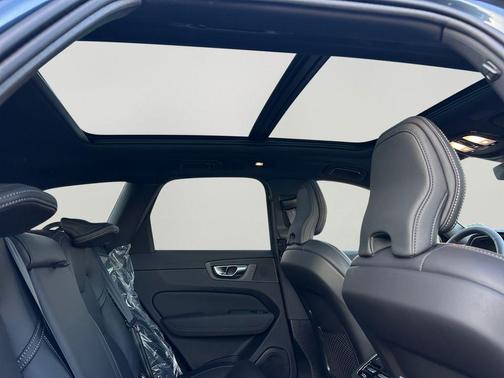 2026 Volvo XC60 B5 Ultra Black Edition