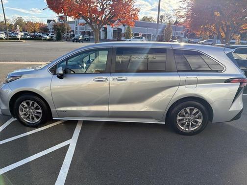 2021 Toyota Sienna LE