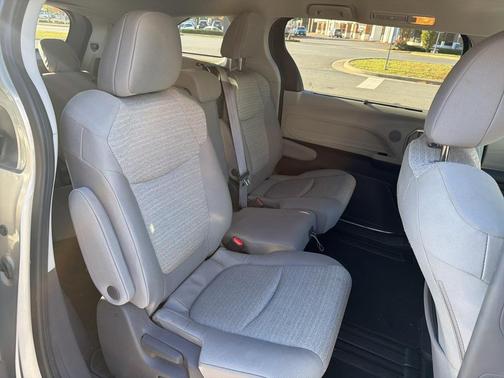 2021 Toyota Sienna LE