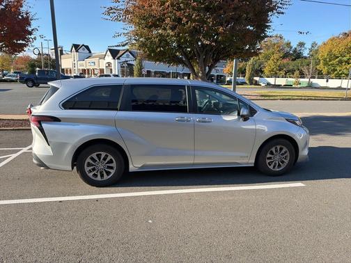 2021 Toyota Sienna LE