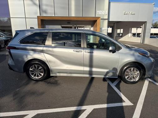 2021 Toyota Sienna LE
