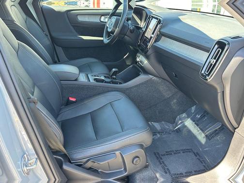 Vapour Grey Metallic 2025 Volvo XC40 B5 Core Bright Theme