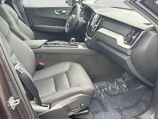 Platinum Grey Metallic 2025 Volvo XC60 B5 Plus