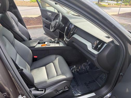 Platinum Grey Metallic 2025 Volvo XC60 B5 Plus