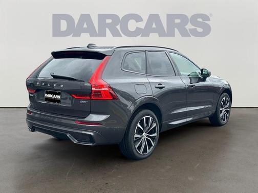 Platinum Grey Metallic 2025 Volvo XC60 B5 Plus