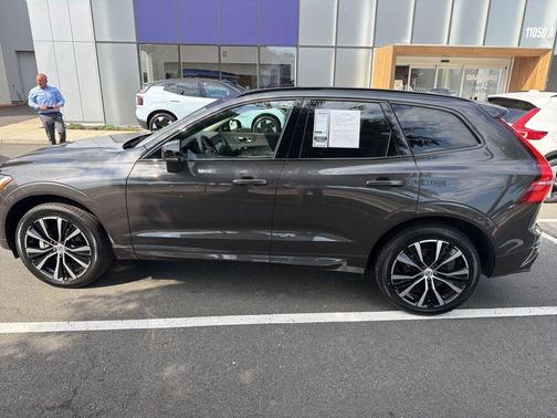 Platinum Grey Metallic 2025 Volvo XC60 B5 Plus
