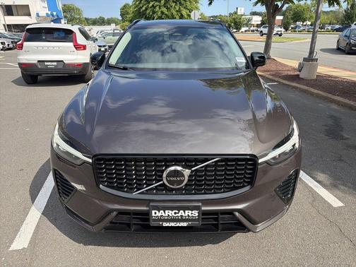 Platinum Grey Metallic 2025 Volvo XC60 B5 Plus