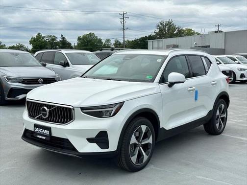 2025 Volvo XC40 B5 Core Bright Theme