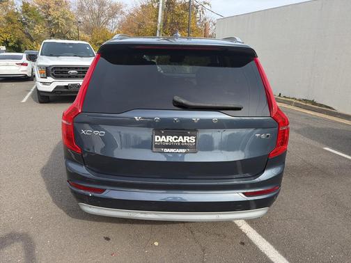 2022 Volvo XC90 T6 Momentum