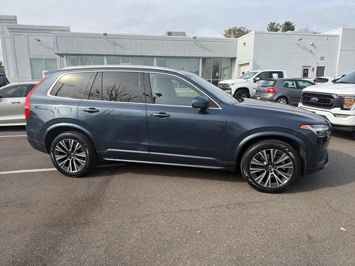2022 Volvo XC90 T6 Momentum