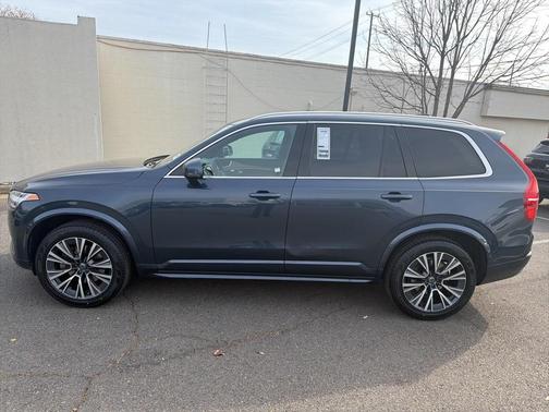 2022 Volvo XC90 T6 Momentum