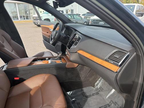 2022 Volvo XC90 T6 Momentum