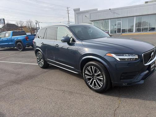 2022 Volvo XC90 T6 Momentum