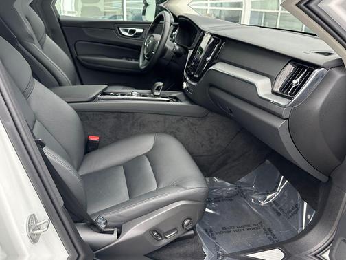 2025 Volvo XC60 B5 Core