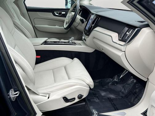 2022 Volvo XC60 B6 Inscription