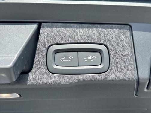 2025 Volvo XC60 B5 Ultra