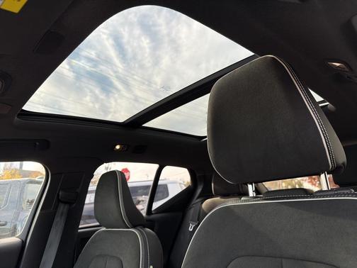 2022 Volvo XC40 T5 R-Design