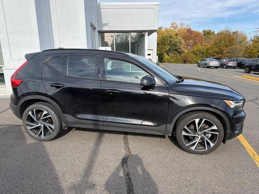 2022 Volvo XC40 T5 R-Design