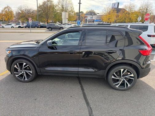 2022 Volvo XC40 T5 R-Design