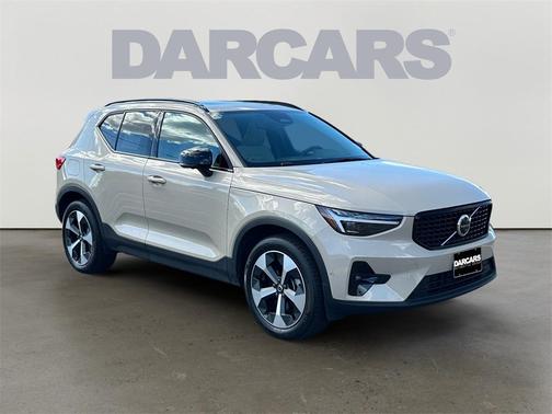 2025 Volvo XC40 B5 Plus Dark Theme