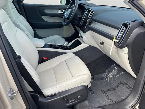 2025 Volvo XC40 B5 Plus Dark Theme