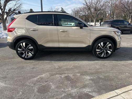 2025 Volvo XC40 B5 Ultra Dark Theme