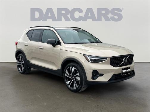2025 Volvo XC40 B5 Ultra Dark Theme