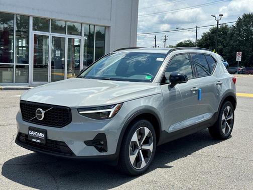 2026 Volvo XC40 B5 Plus