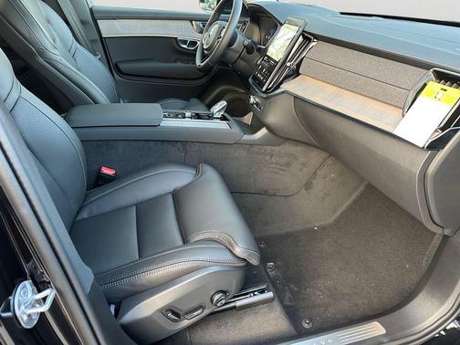 Onyx Black Metallic 2026 Volvo XC90 Ultra, B6 AWD Gas (mild hybrid), Gasoline, Bright, 7 Seats