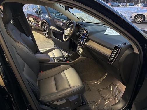 2025 Volvo XC40 B5 Core Bright Theme