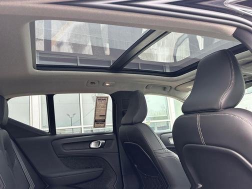 2025 Volvo XC40 B5 Core Bright Theme