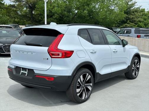 2025 Volvo XC40 B5 Ultra Dark Theme