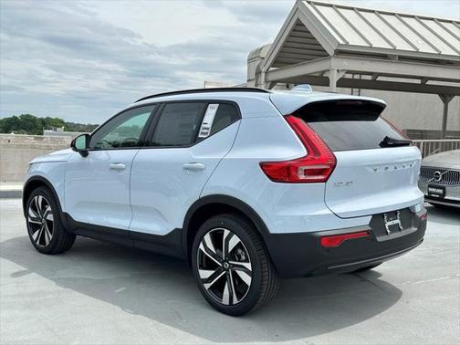 2025 Volvo XC40 B5 Ultra Dark Theme