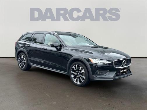 Onyx Black Metallic 2020 Volvo V60 Cross Country T5