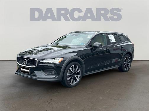 Onyx Black Metallic 2020 Volvo V60 Cross Country T5