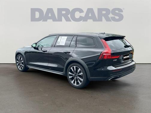 Onyx Black Metallic 2020 Volvo V60 Cross Country T5